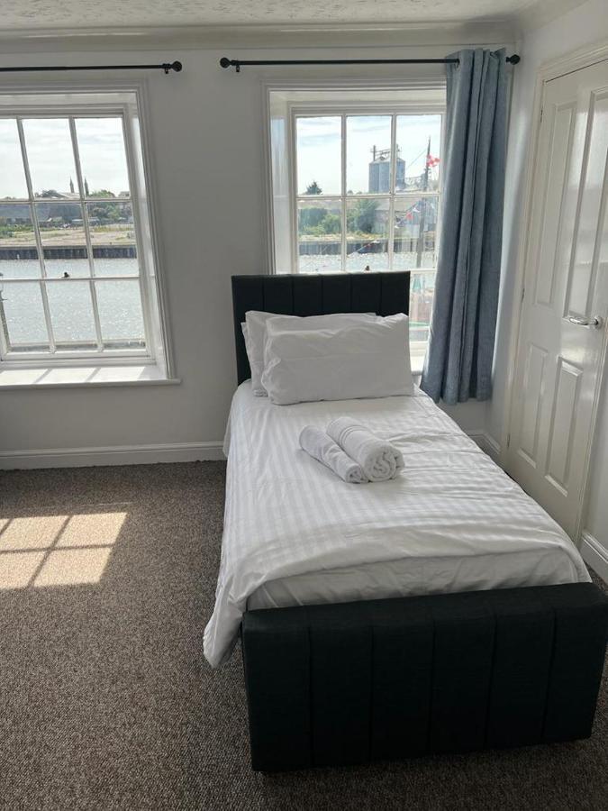 Spacious One Bedroom Flat With River View, 1E グレート・ヤーマス エクステリア 写真